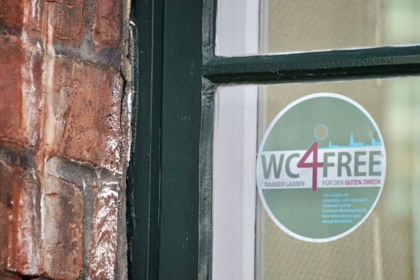 Aufkleber WC4free an einer Fensterscheibe Aufkleber WC4free an einer Fensterscheibe
