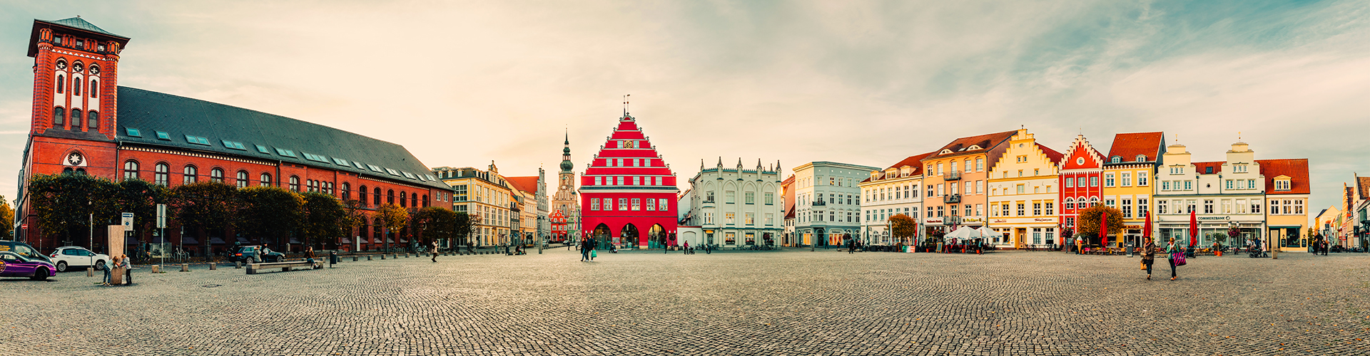 Marktplatz Greifswald mit Blick auf das Stadthaus (li.), den Dom St. Nikolai und das Rathaus