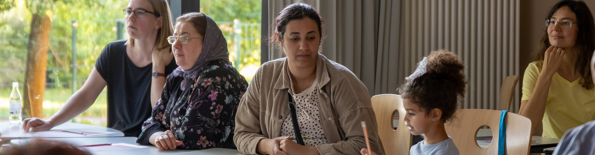 Ein Mädchen mit ihrer Mutter bei der Eröffnung der Kulturellen Woche 2025