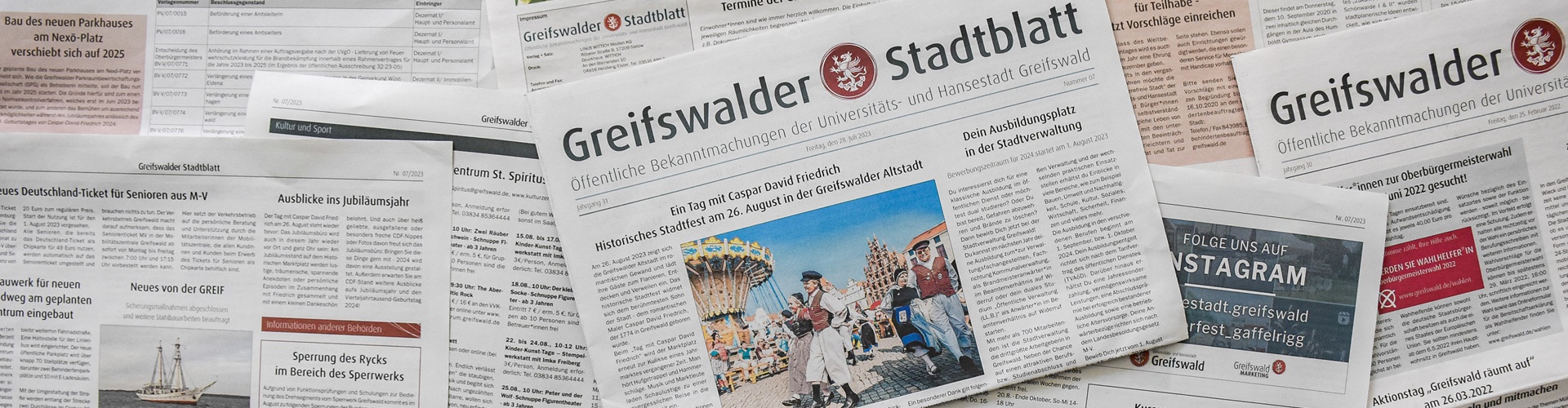 Mehrere gedruckte Zeitungen des Greifswalder Stadtblattes liegen quer übereinander