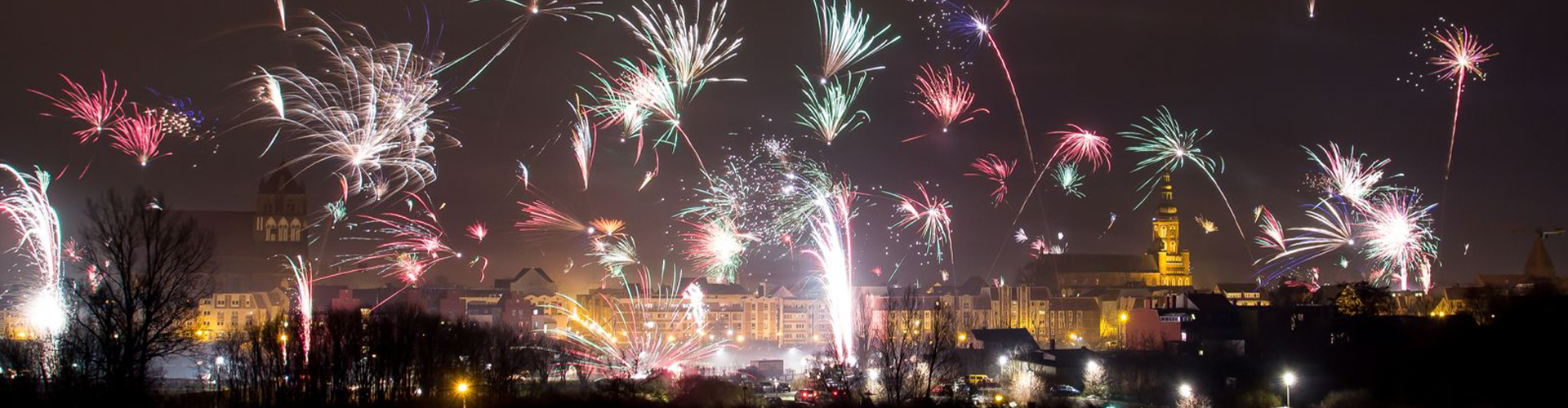 Feuerwerk an Silvester über Greifswald - &copy; Andre Gschweng
