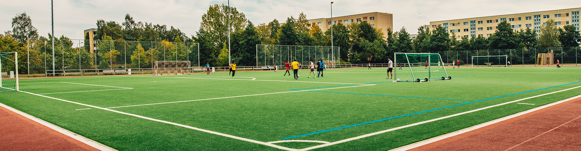 Sportplatz_Dubnaring_(WallyPruss)_1920x500px - © Wally Pruß
