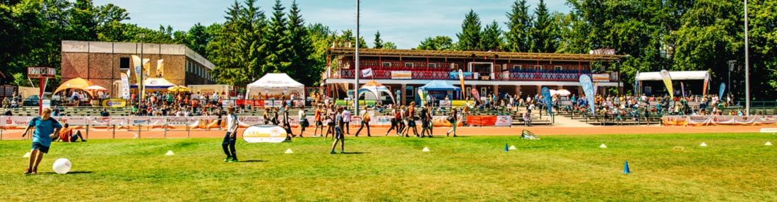Tag des deutschen Sportabzeichens © Wally Pruß Viele Menschen sind im Volksstadion zum Sporttreiben und Zuschauen anlässlich vom Tag des deutschen Sportabzeichens