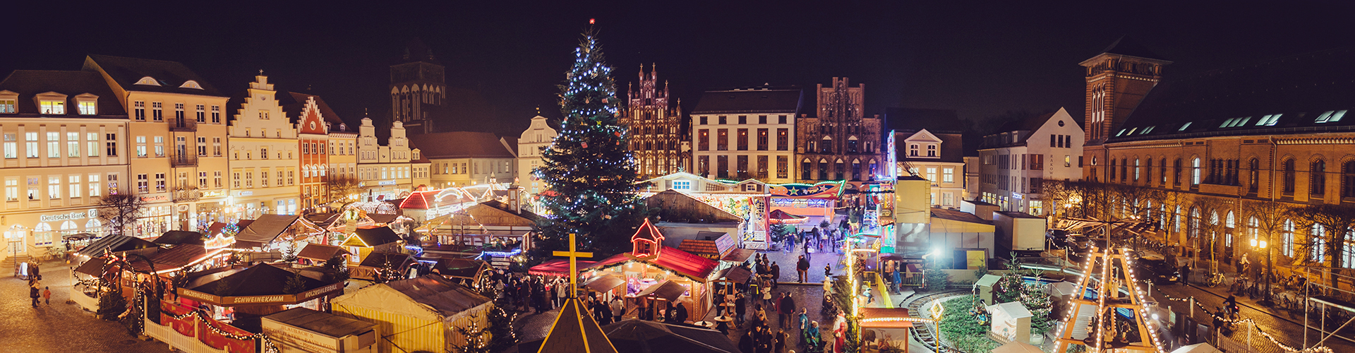 Blick auf den Weihnachtsmarkt nach Osten