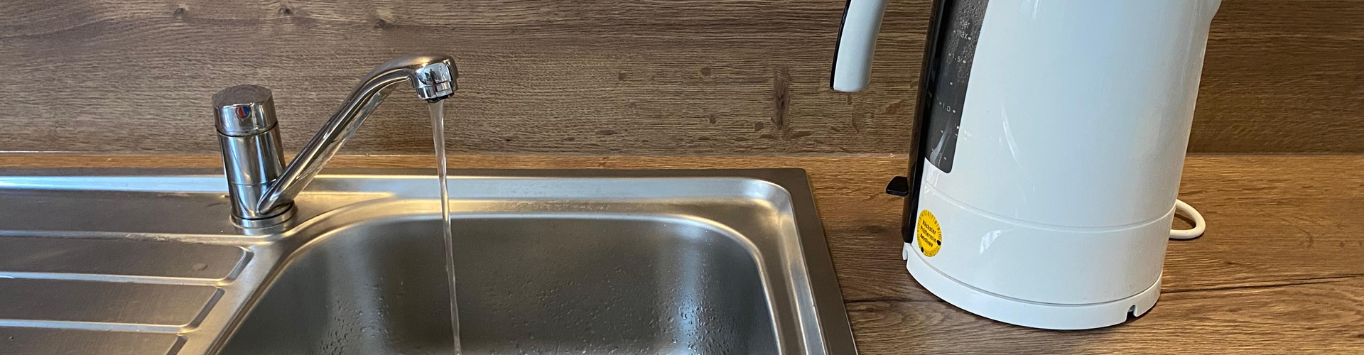 tropfender Wasserhahn und Wasserkocher, Foto Pressestelle - © Pressestelle
