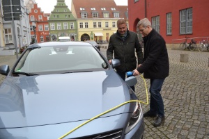 02  Neuer OB-Dienstwagen- Hybridfahrzeug (16.11.2017, Foto Pressestelle)