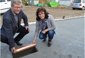 Dr. Fassbinder und Anke Thurow legen die Hülse ins Fundament - © Pressestelle Dr. Fassbinder und Anke Thurow legen die Hülse ins Fundament