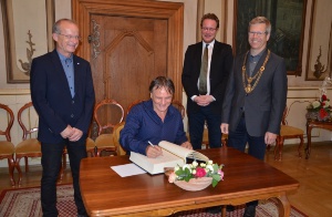 Eintrag ins Ehrenbuch Prof Suttler - © Pressestelle Eintrag ins Ehrenbuch Prof Suttler