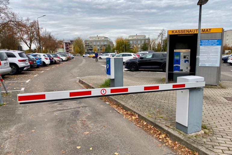 Ausfahrt und Kassenbereich am Parkplatz Hansering