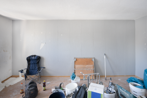 Ausstellungsbild-Lebensräume (c) Marie Hannah Janke © Marie Hannah Janke Foto zur Ausstellung Lebensräume - spärlich möbliertes Wohnzimmer