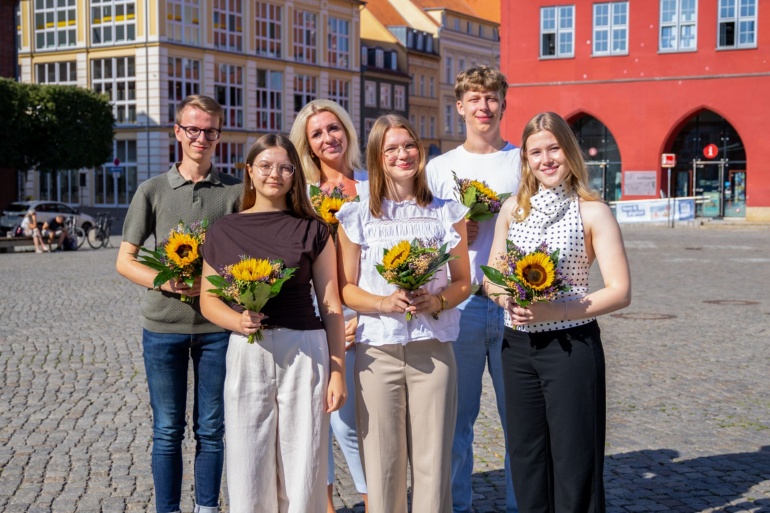 Die neuen Auszubildenden der Greifswalder Stadtverwaltung 2026 auf dem Marktplatz