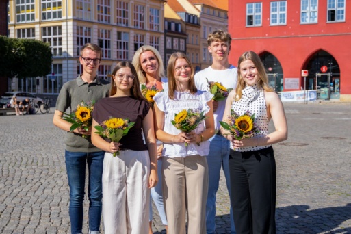 Die neuen Auszubildenden der Greifswalder Stadtverwaltung 2026 auf dem Marktplatz