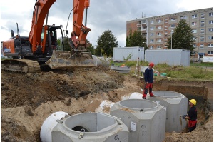 Behälter für Regenentwässerung werden in den Boden gebracht - © Pressestelle Behälter für Regenentwässerung werden in den Boden gebracht