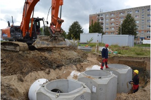 Behälter für Regenentwässerung werden in den Boden gebracht