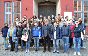 ausländische Stundeten beim Gruppenbild auf der Rathaustreppe - © Pressestelle ausländische Stundeten beim Gruppenbild auf der Rathaustreppe
