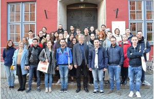 ausländische Stundeten beim Gruppenbild auf der Rathaustreppe