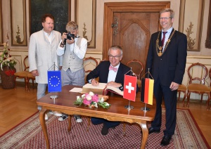 Schweizer Botschafter trägt sich ins Goldene Buch ein