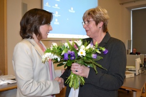 Bürgerschaftspräsidentin Birgit Socher gratuliert Jeannette von Busse, Foto Pressestellei (9)
