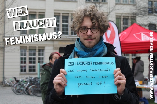 Ein junger Mann hält ein Schild auf dem steht: Weil unsere Gesellschaft noch lange nicht gerecht ist.