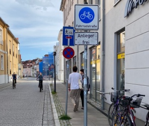 Die Fahrradstraßenbeschilderung in der Mühlenstraße fällt zum 8. September 2025 weg, Foto Pressestelle (1) - Kopie © Pressestelle Das Fahrradstraßenschild in der Mühlenstraße