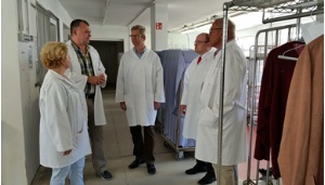 Dr. Stefan Fassbinder im Gespräch mit den Geschäftsführern Anja und Jörn Baier, Ernst-Jörg Baier und Tino Ringhand. (1) - © Abtl. Wirtschaft und Tourismus Dr. Stefan Fassbinder im Gespräch mit den Geschäftsführern Anja und Jörn Baier, Ernst-Jörg Baier und Tino Ringhand. (1)