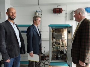 Dr. Stefan Fassbinder mit Dr. Eckhard Bräsel und Dr. Olaf Bräsel (Gatron) (beides Geschäftsführer)