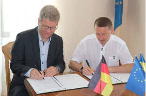 Dr. Fassbinder und Taras Kuchma unterzeichnen Kooperationsvertrag