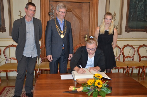 Lindy Ave, Hanna Wichmann und Peer Kopelmann tragen sich ins Ehrenbuch ein