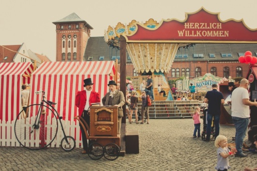 Ein Tag mit CDF, Blick auf den historischen Jahrmarkt