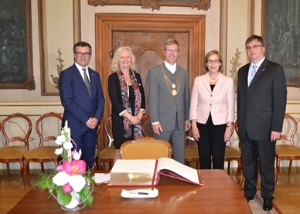 Eintrag Goldenes Buch Botschafterinnen - © Cylvia Schönfeldt Eintrag Goldenes Buch Botschafterinnen
