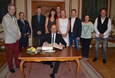 /export/sites/hgw/de/.galleries/Pressestelle-Pressemitteilungen/Eintrag-ins-Ehrenbuch-Drachenbootweltmeister-Foto-Pressestelle-15.6.2016-13.JPG