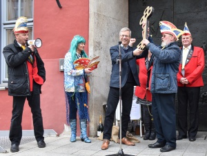 Dr. Fassbinder übergibt Rathausschlüssel an Jecken - © Pressestelle Dr. Fassbinder übergibt Rathausschlüssel an Jecken