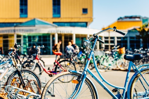 Fahrräder vor der Unimedizin