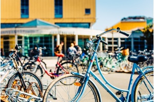 Fahrräder vor der Unimedizin