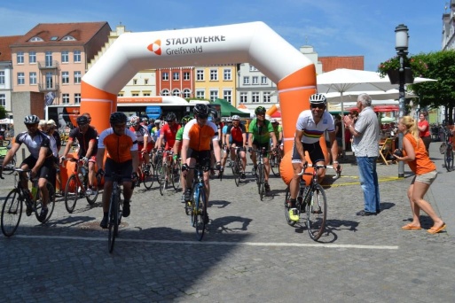 Start zur sportlichen Radausfahrt mit Uwe Ampler