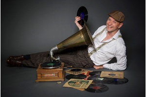 Jo van Nelsen tritt bei der Fallada-Festwoche auf - © Katrin Schander Jo van Nelsen tritt bei der Fallada-Festwoche auf