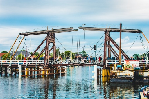 geschlossene Wiecker Brücke zum Fischerfest 2016
