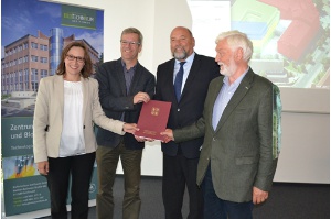 Förderbescheid des Landes für Plasmatechnikum, Foto Pressestelle (7) - © Pressestelle Förderbescheid des Landes für Plasmatechnikum, Foto Pressestelle (7)