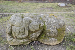 Sandsteinskulptur Frau mit Katze