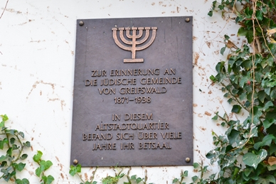 /export/sites/hgw/de/.galleries/Pressestelle-Pressemitteilungen/Gedenkplatte-Synagoge-c-Pressestelle-UHGW.JPG