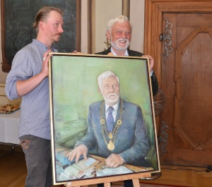 Kai Klahre und Dr. Arthur König präsentieren das Porträt - © Pressestelle Kai Klahre und Dr. Arthur König präsentieren das Porträt