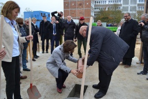 Die Hülse wird in das Fundament für den Ersatzneubau der Fischer-Schule eingelassen