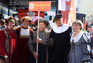 /export/sites/hgw/de/.galleries/Pressestelle-Pressemitteilungen/Gruppe-Greifswald-Fabian-Feld-Frau-Fassbinder.jpg
