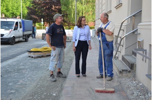 Jeannette von Busse bedankt sich bei den Arbeitern von Peenebau Neukalen - © Pressestelle Jeannette von Busse bedankt sich bei den Arbeitern von Peenebau Neukalen