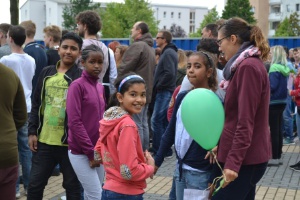 Kinder beim Spatenstich Fischerschule