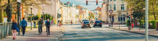 viel Verkehrs an der Kreuzung zur Bahnhofstraße 