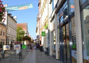 Einkaufen in der Innenstadt in der Langen Straße gibt es zahlreiche Geschäfte. - © Pressestelle Einkaufen in der Innenstadt in der Langen Straße gibt es zahlreiche Geschäfte.