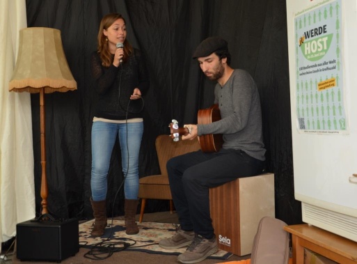 Marc und Annabelle singen bei den Wohnzimmerkonzerten in der Mensa am Schießwall  