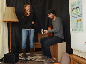Marc und Annabelle singen bei den Wohnzimmerkonzerten in der Mensa am Schießwall