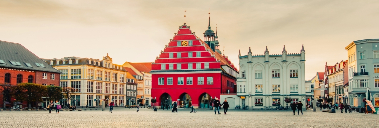 Marktplatz Greifswald mit Blick auf das Rathaus